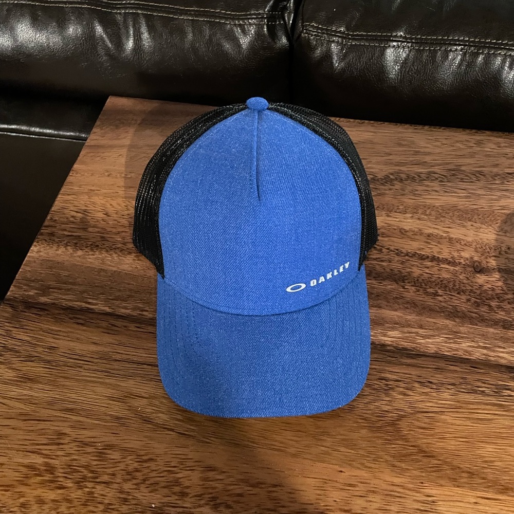 Oakley snap back hat.